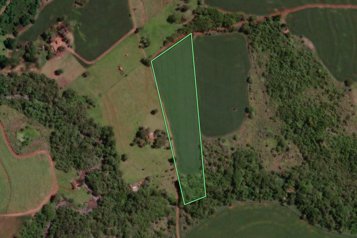 Imagem de satélite do imóvel rural em Rancharia (SP), com o contorno declarado no CAR desenhado por cima.