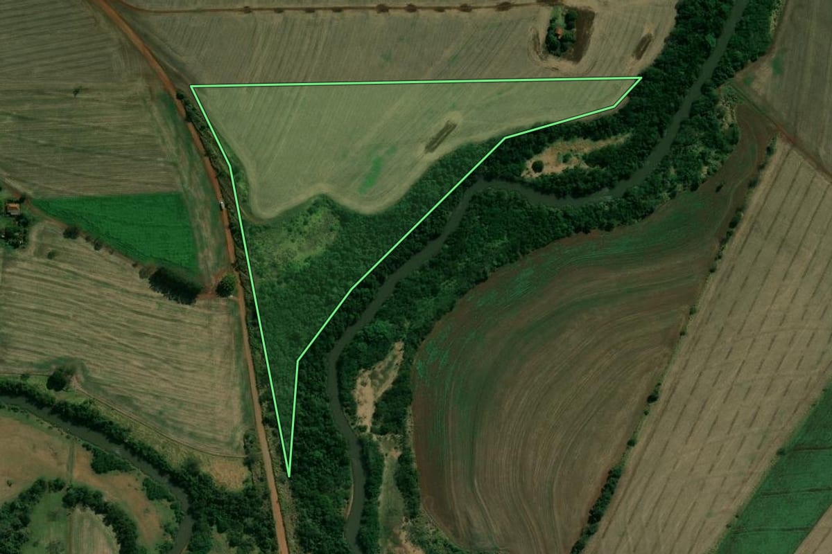 Imagem de satélite do imóvel rural em Rancharia (SP), com o contorno declarado no CAR desenhado por cima.