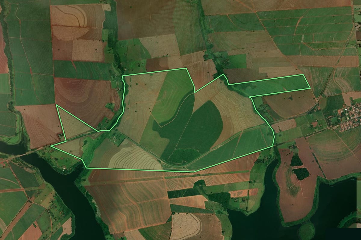 Imagem de satélite do imóvel rural em Rancharia (SP), com o contorno declarado no CAR desenhado por cima.