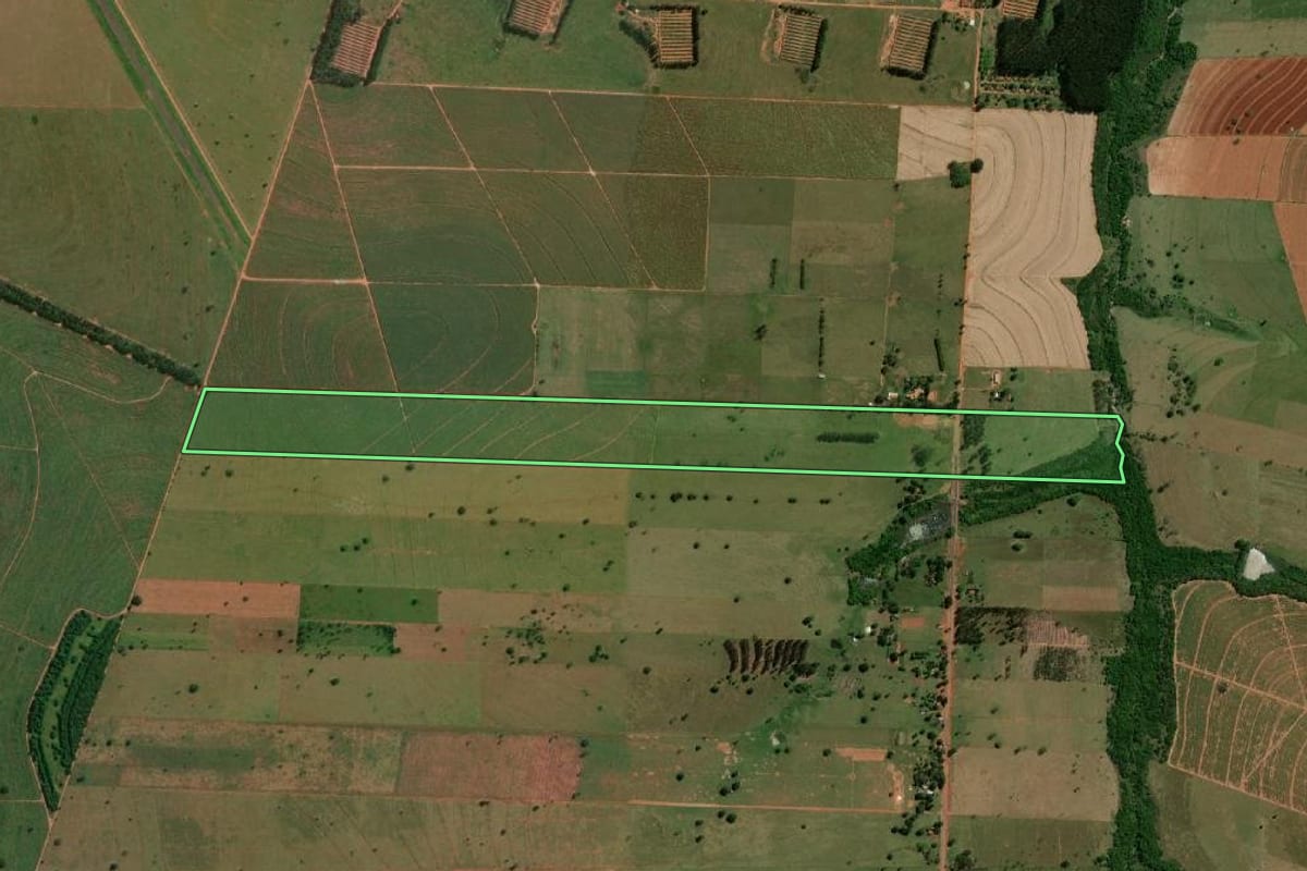 Imagem de satélite do imóvel rural em Rancharia (SP), com o contorno declarado no CAR desenhado por cima.