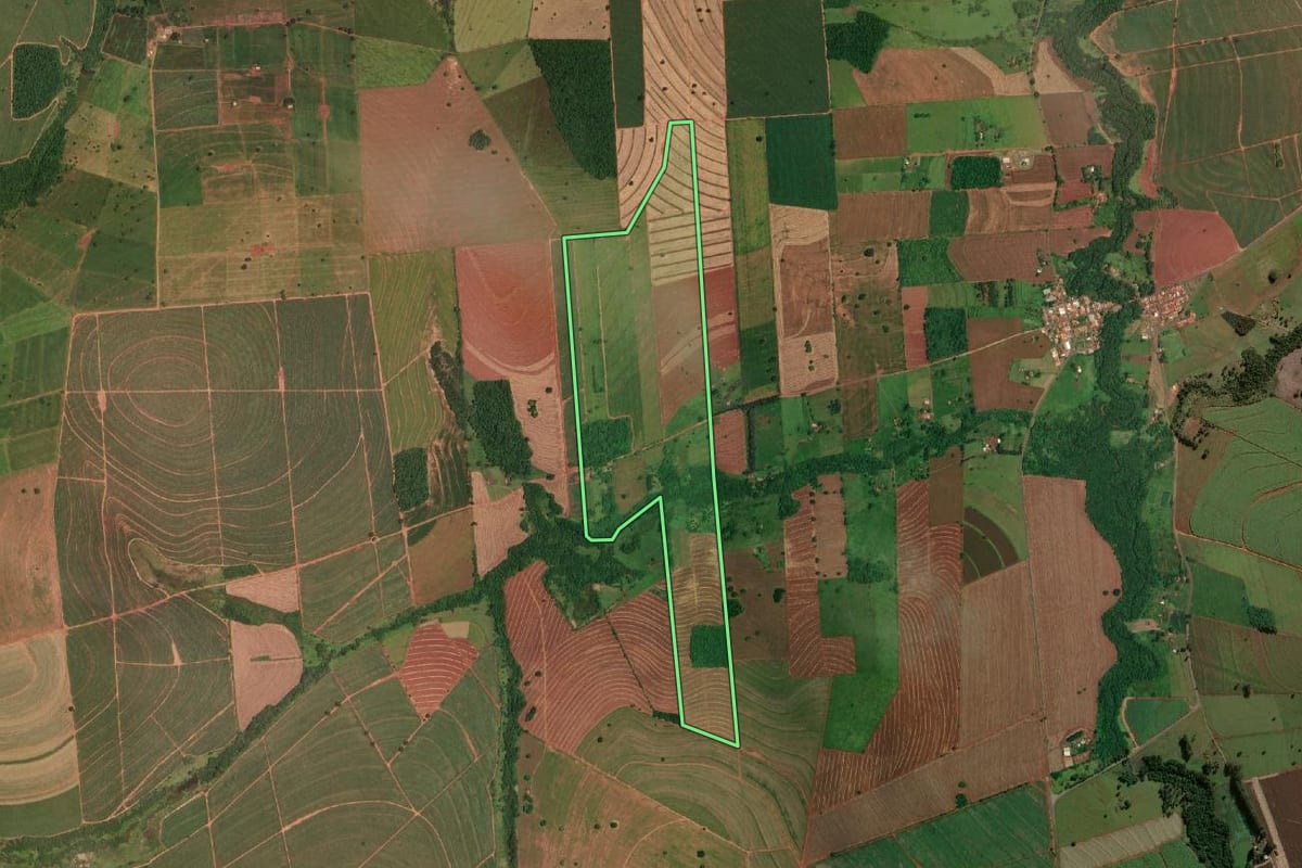 Imagem de satélite do imóvel rural em Rancharia (SP), com o contorno declarado no CAR desenhado por cima.