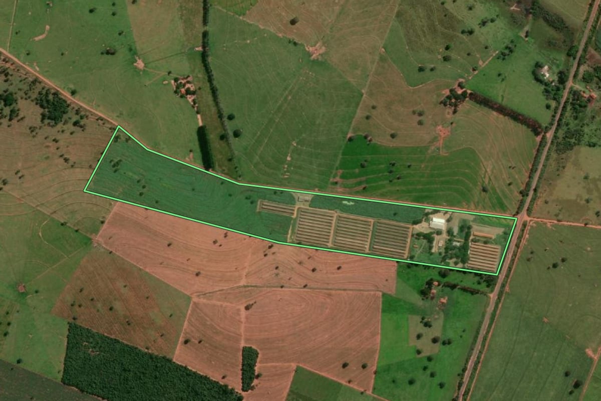Imagem de satélite do imóvel rural em Rancharia (SP), com o contorno declarado no CAR desenhado por cima.
