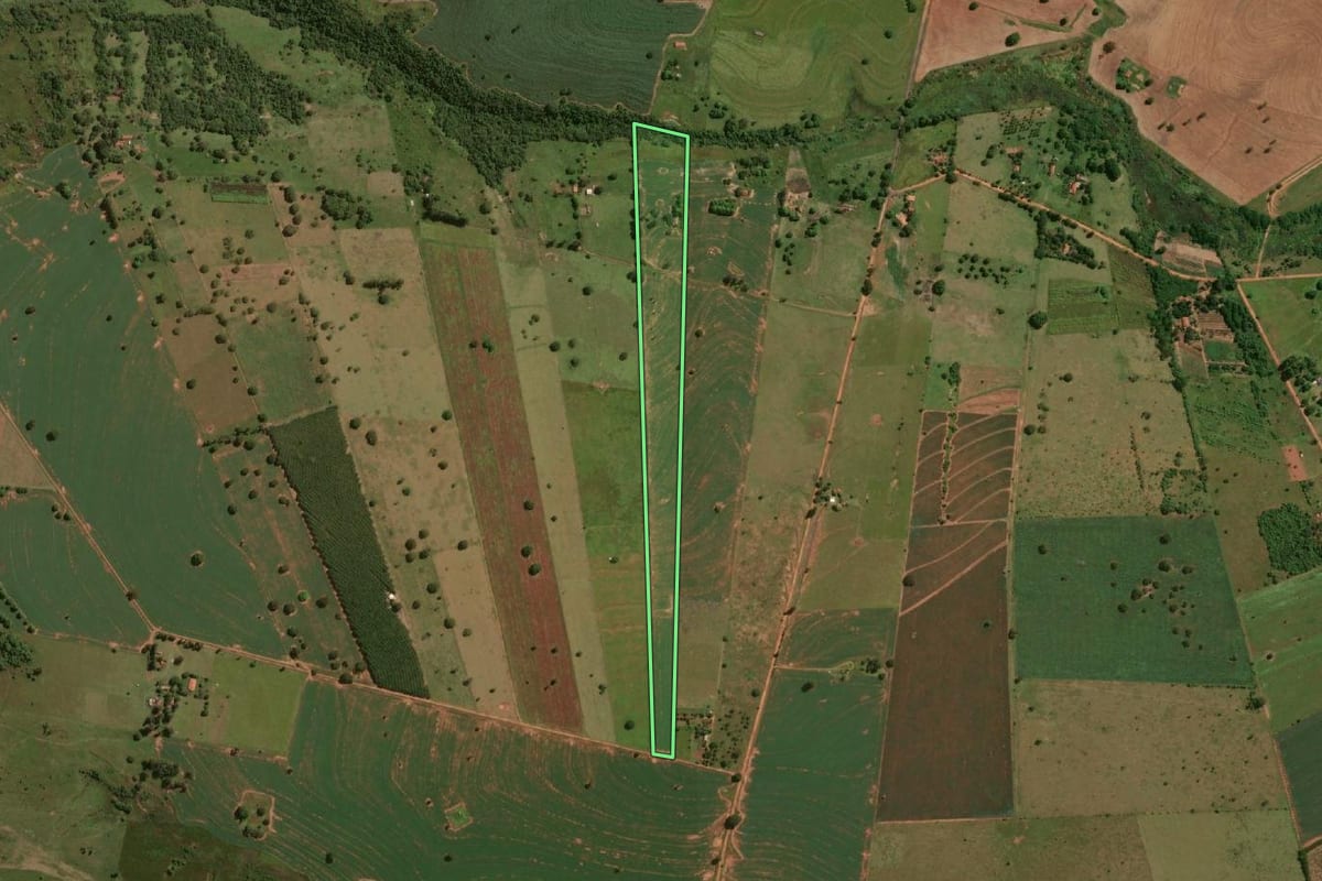 Imagem de satélite do imóvel rural em Rancharia (SP), com o contorno declarado no CAR desenhado por cima.