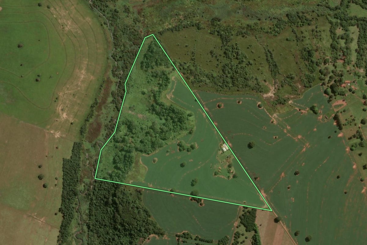 Imagem de satélite do imóvel rural em Rancharia (SP), com o contorno declarado no CAR desenhado por cima.