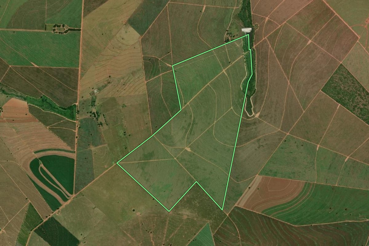 Imagem de satélite do imóvel rural em Rancharia (SP), com o contorno declarado no CAR desenhado por cima.