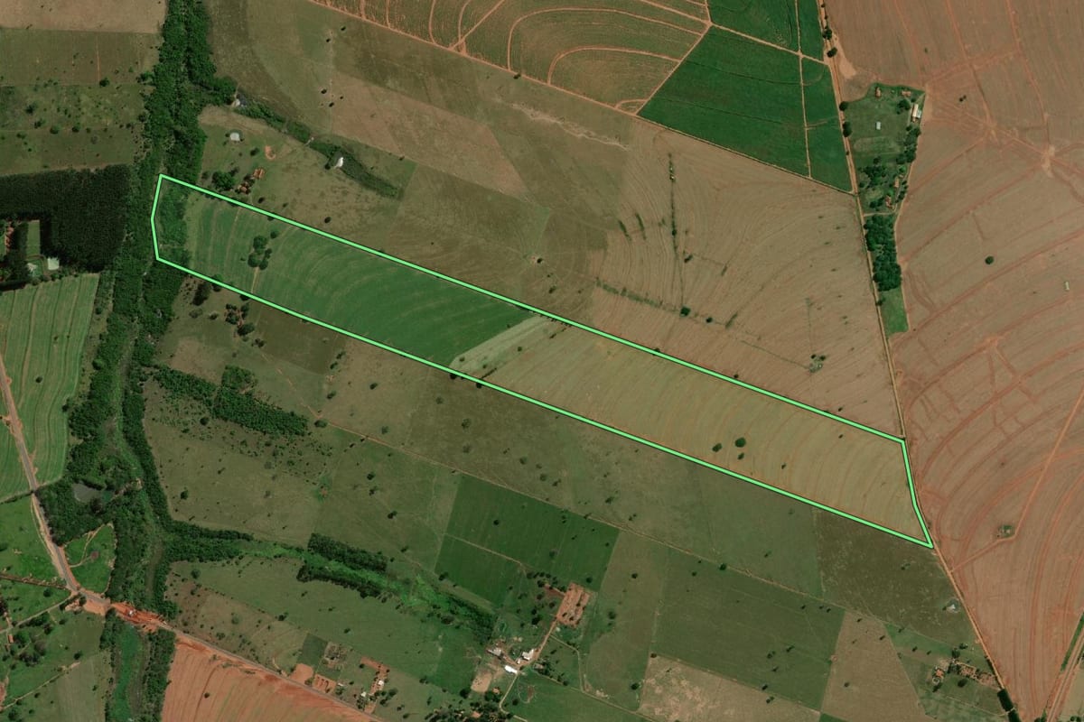 Imagem de satélite do imóvel rural em Rancharia (SP), com o contorno declarado no CAR desenhado por cima.