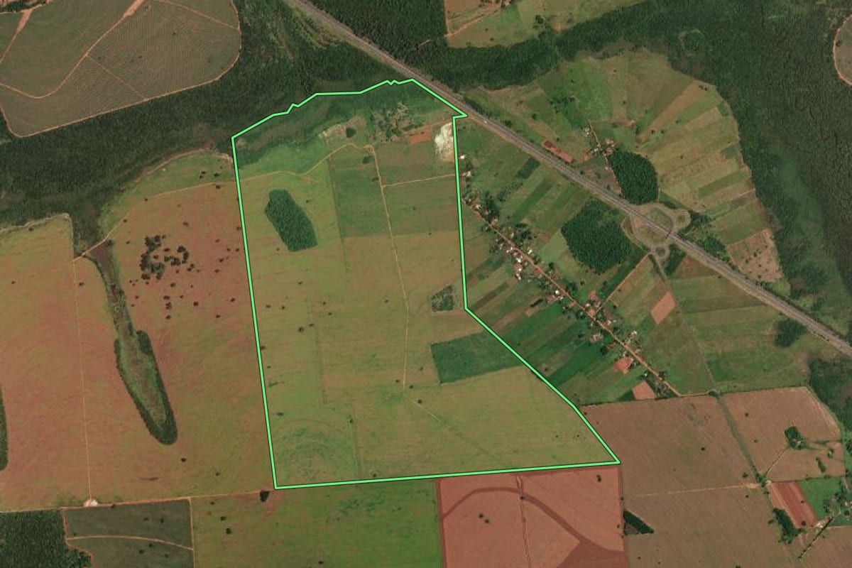 Imagem de satélite do imóvel rural em Rancharia (SP), com o contorno declarado no CAR desenhado por cima.