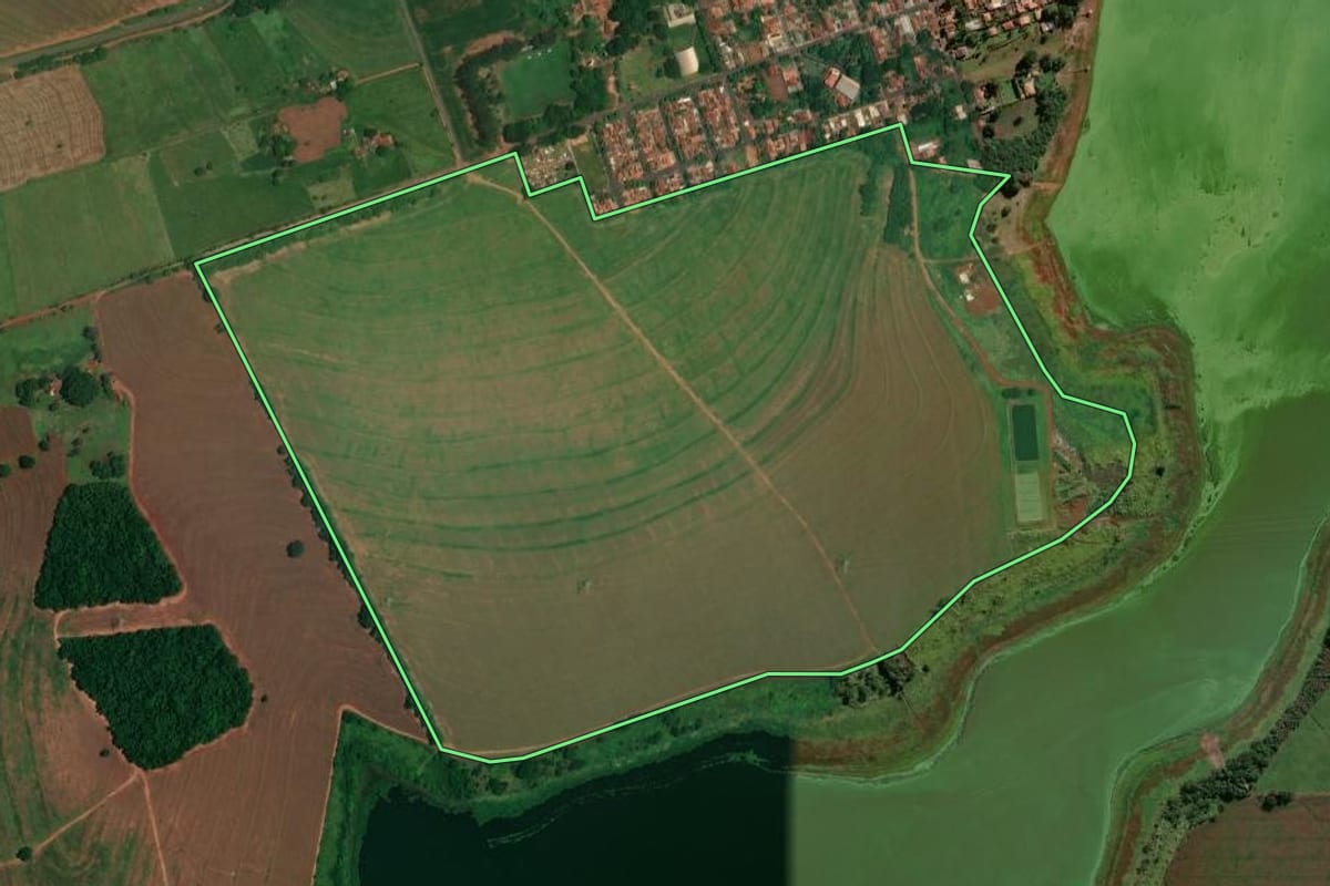 Imagem de satélite do imóvel rural em Rancharia (SP), com o contorno declarado no CAR desenhado por cima.