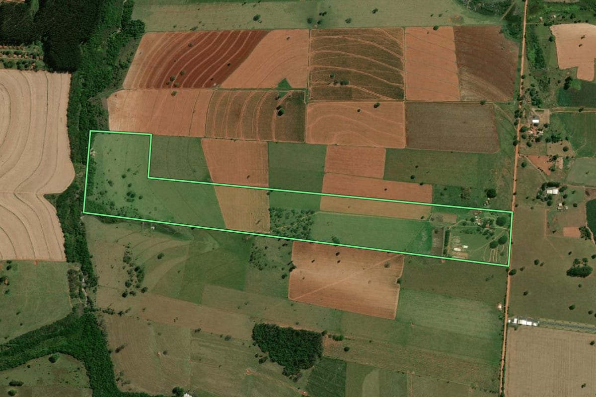 Imagem de satélite do imóvel rural em Rancharia (SP), com o contorno declarado no CAR desenhado por cima.