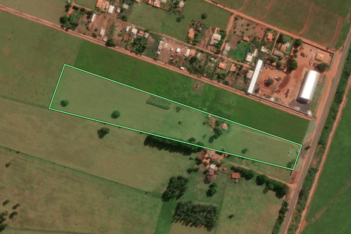Imagem de satélite do imóvel rural em Rancharia (SP), com o contorno declarado no CAR desenhado por cima.