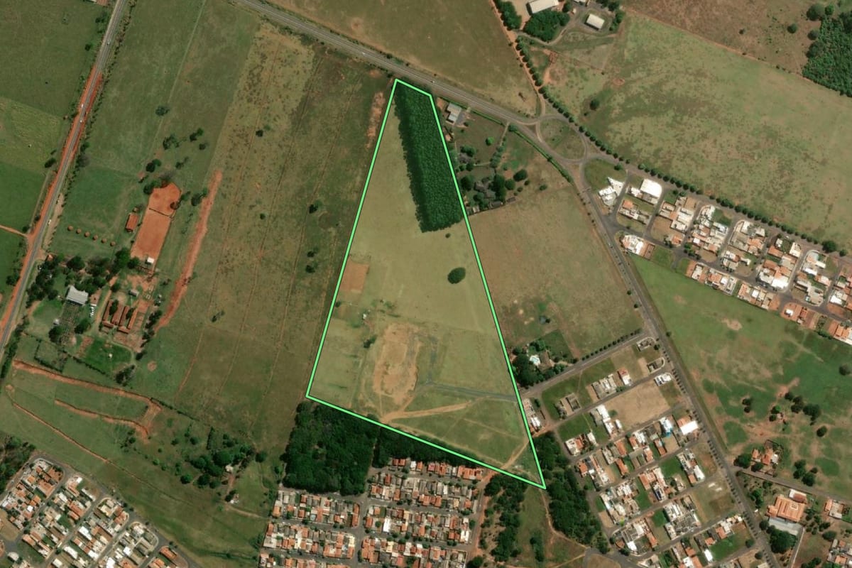 Imagem de satélite do imóvel rural em Rancharia (SP), com o contorno declarado no CAR desenhado por cima.