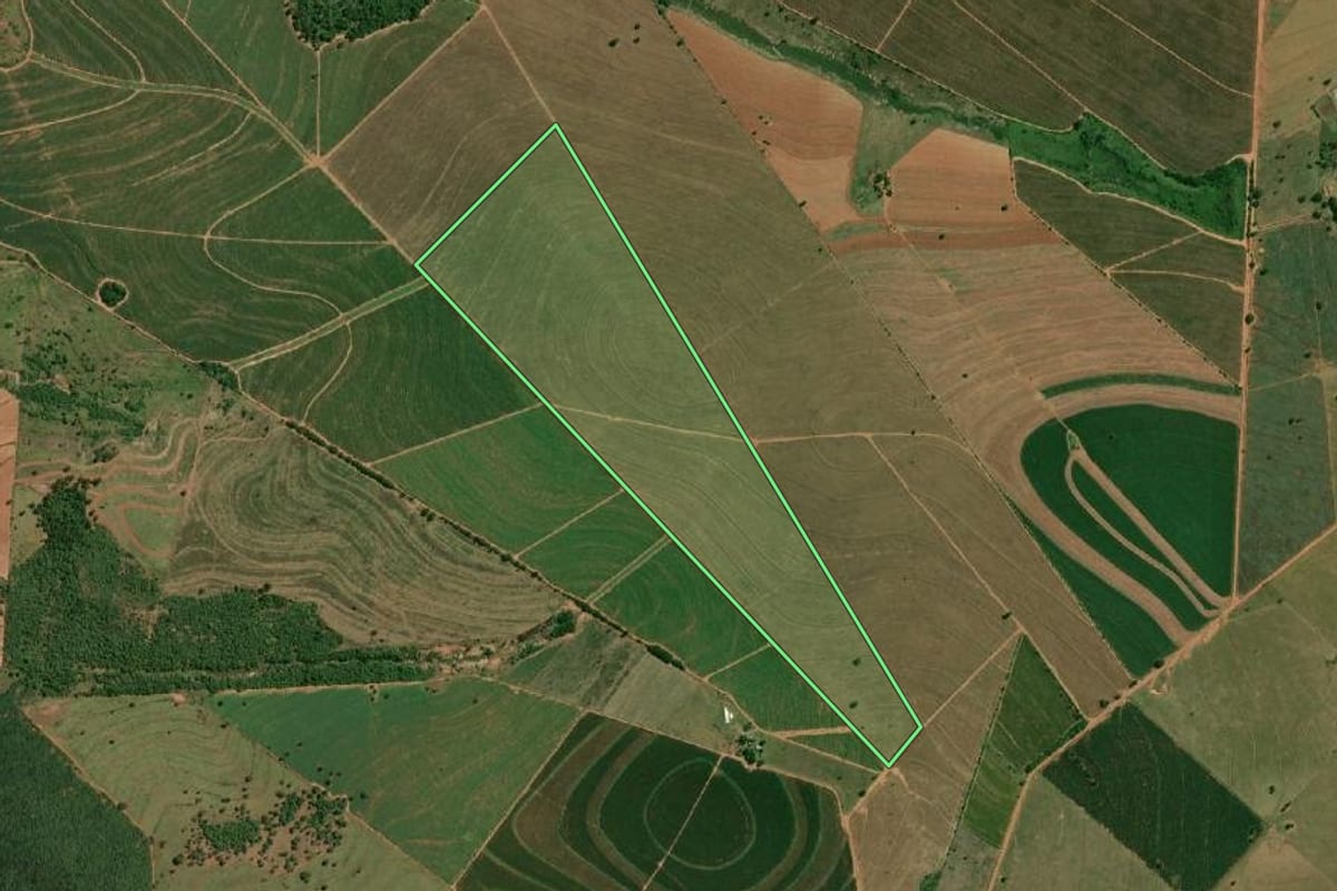 Imagem de satélite do imóvel rural em Rancharia (SP), com o contorno declarado no CAR desenhado por cima.