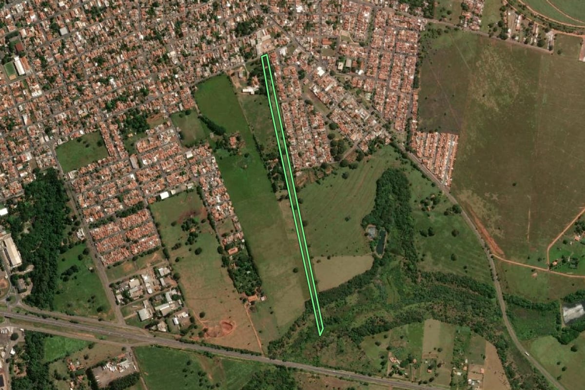 Imagem de satélite do imóvel rural em Rancharia (SP), com o contorno declarado no CAR desenhado por cima.