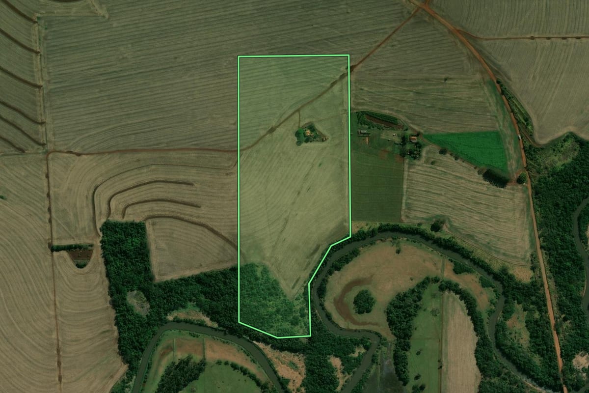 Imagem de satélite do imóvel rural em Rancharia (SP), com o contorno declarado no CAR desenhado por cima.