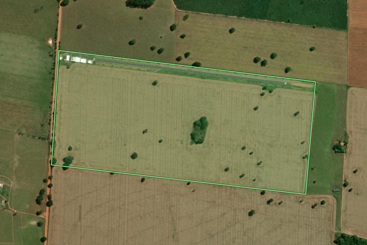 Imagem de satélite do imóvel rural em Rancharia (SP), com o contorno declarado no CAR desenhado por cima.