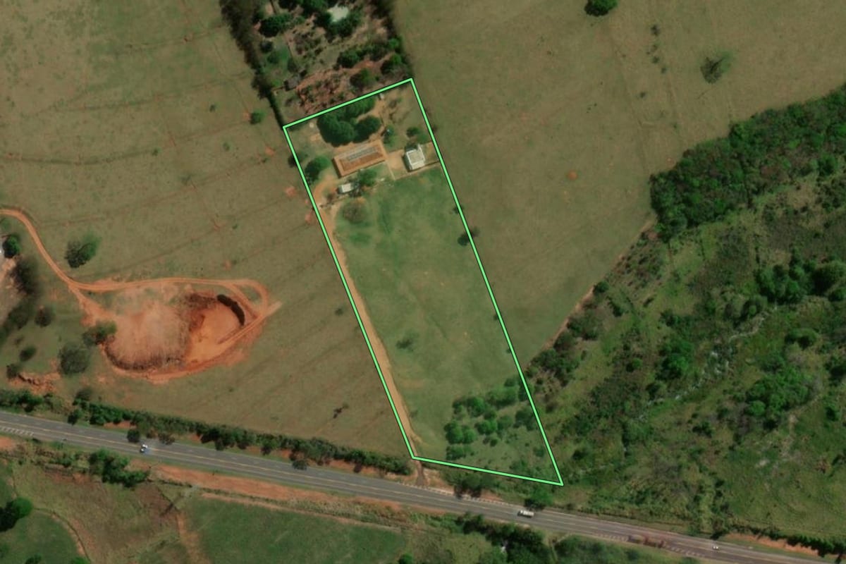 Imagem de satélite do imóvel rural em Rancharia (SP), com o contorno declarado no CAR desenhado por cima.