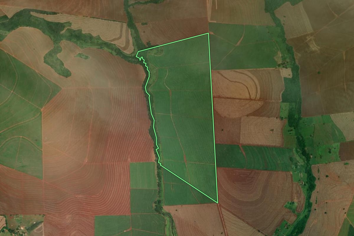 Imagem de satélite do imóvel rural em Rancharia (SP), com o contorno declarado no CAR desenhado por cima.