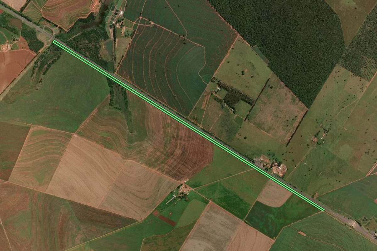 Imagem de satélite do imóvel rural em Rancharia (SP), com o contorno declarado no CAR desenhado por cima.