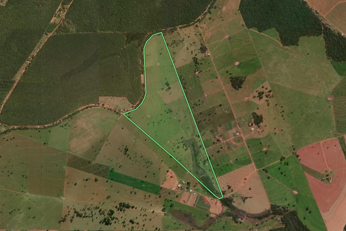 Imagem de satélite do imóvel rural em Rancharia (SP), com o contorno declarado no CAR desenhado por cima.
