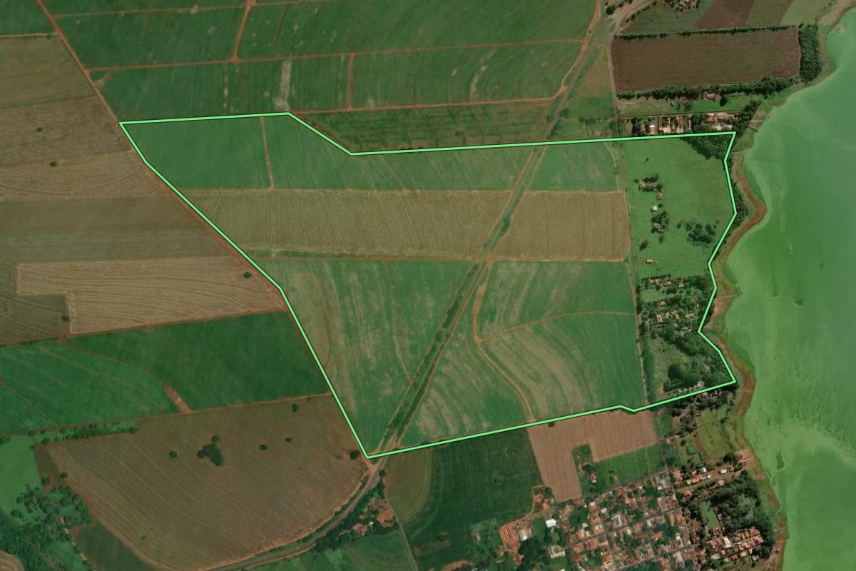 Imagem de satélite do imóvel rural em Rancharia (SP), com o contorno declarado no CAR desenhado por cima.