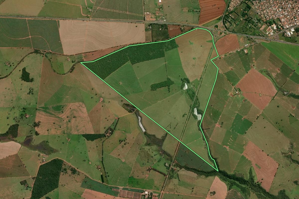 Imagem de satélite do imóvel rural em Rancharia (SP), com o contorno declarado no CAR desenhado por cima.