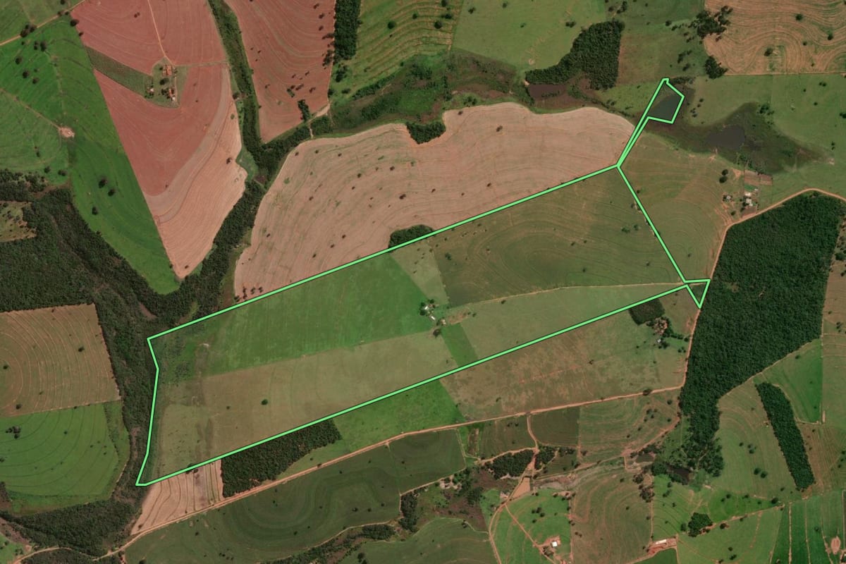 Imagem de satélite do imóvel rural em Rancharia (SP), com o contorno declarado no CAR desenhado por cima.