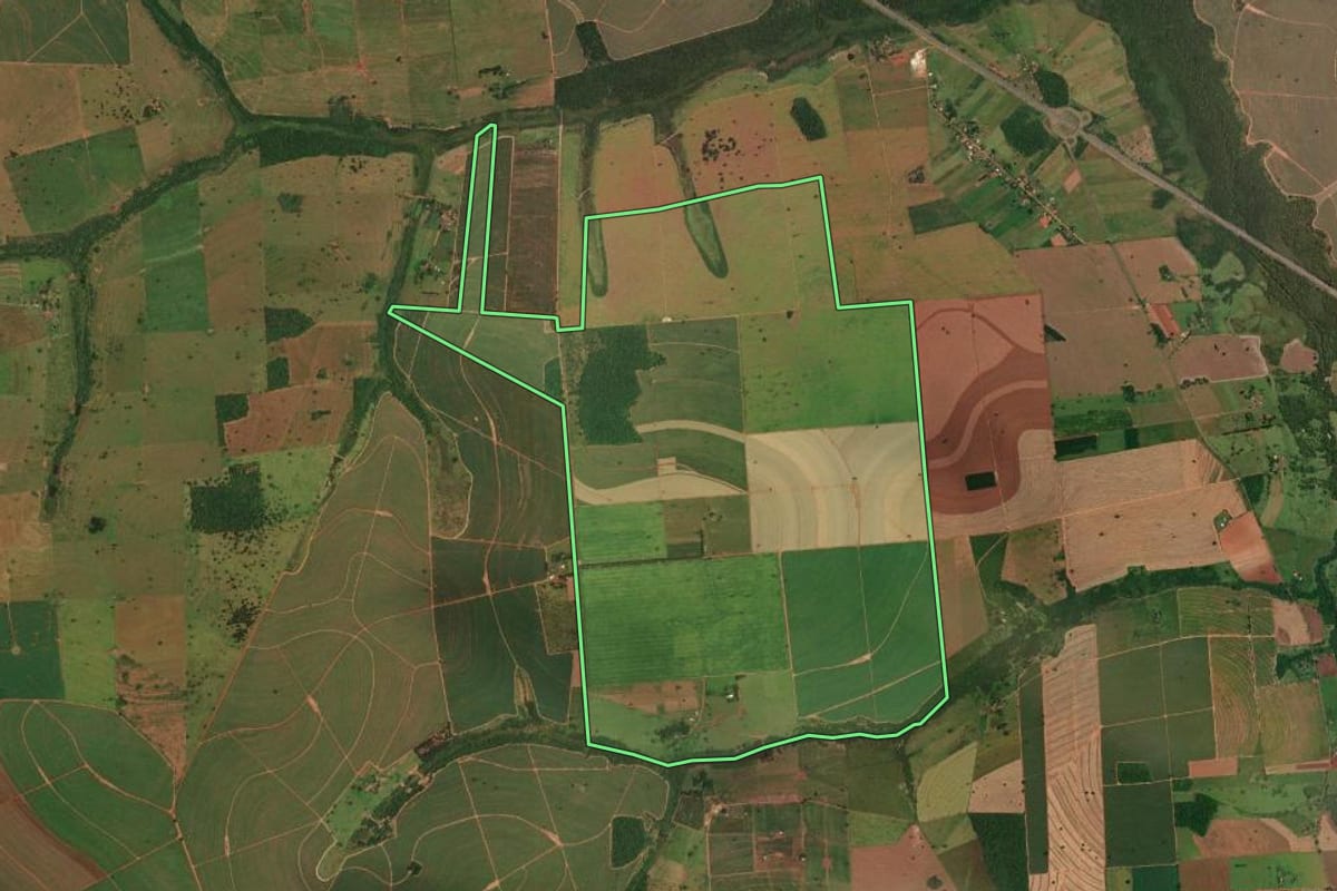 Imagem de satélite do imóvel rural em Rancharia (SP), com o contorno declarado no CAR desenhado por cima.