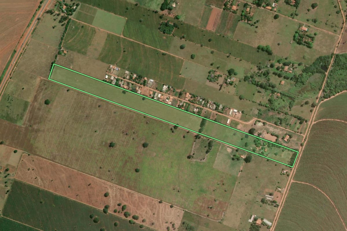 Imagem de satélite do imóvel rural em Rancharia (SP), com o contorno declarado no CAR desenhado por cima.