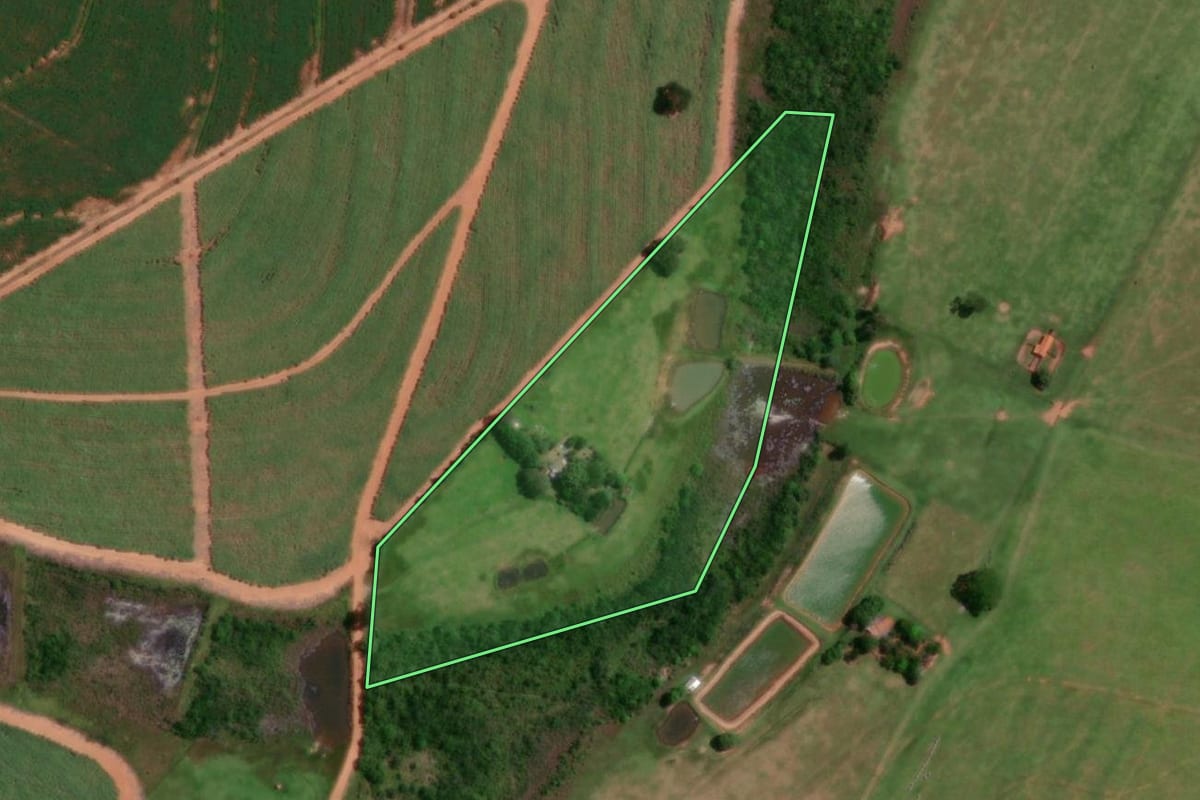 Imagem de satélite do imóvel rural em Rancharia (SP), com o contorno declarado no CAR desenhado por cima.