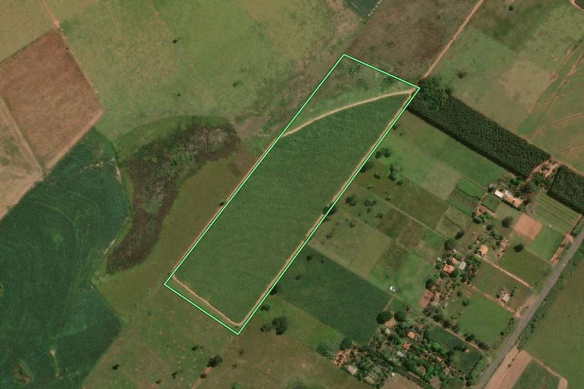 Imagem de satélite do imóvel rural em Rancharia (SP), com o contorno declarado no CAR desenhado por cima.