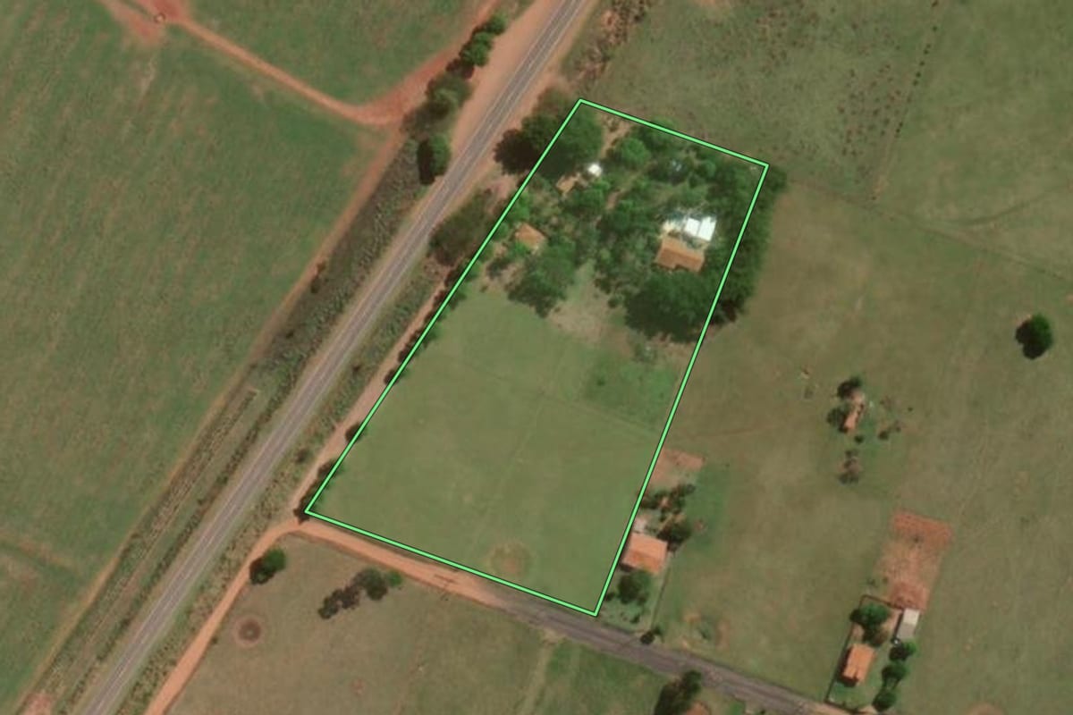 Imagem de satélite do imóvel rural em Rancharia (SP), com o contorno declarado no CAR desenhado por cima.