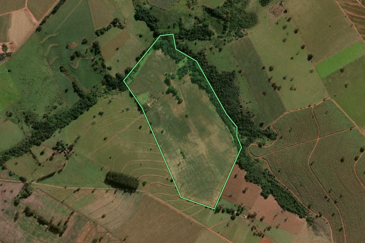Imagem de satélite do imóvel rural em Rancharia (SP), com o contorno declarado no CAR desenhado por cima.