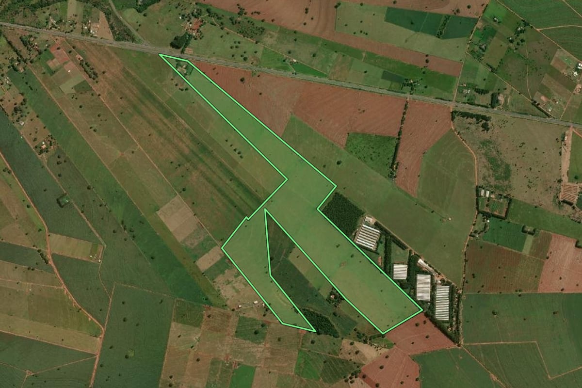 Imagem de satélite do imóvel rural em Rancharia (SP), com o contorno declarado no CAR desenhado por cima.
