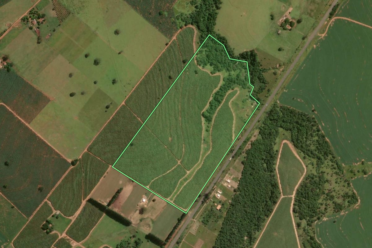 Imagem de satélite do imóvel rural em Rancharia (SP), com o contorno declarado no CAR desenhado por cima.