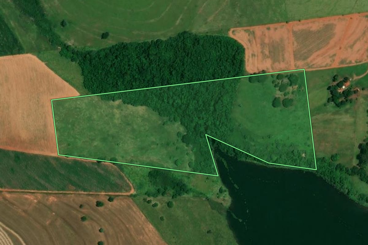 Imagem de satélite do imóvel rural em Rancharia (SP), com o contorno declarado no CAR desenhado por cima.