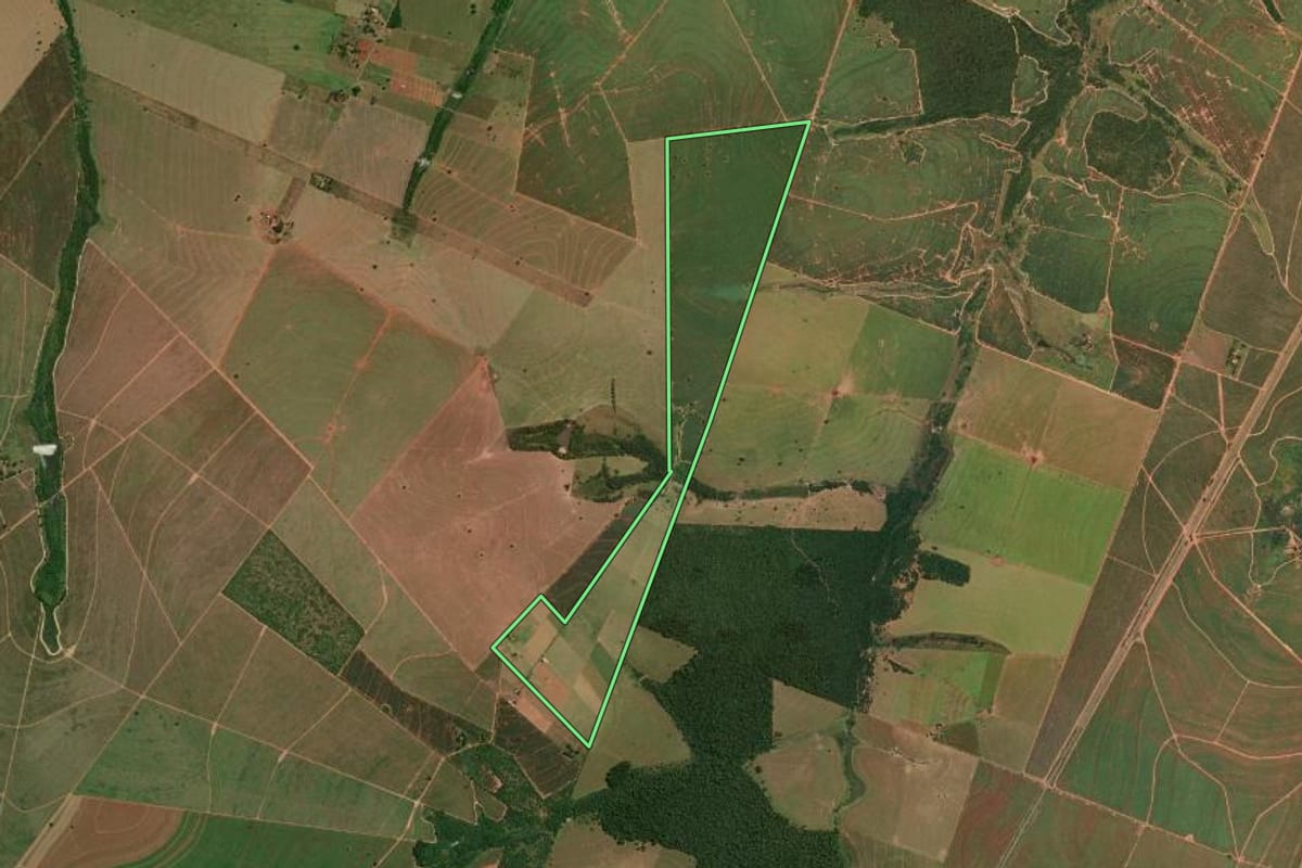 Imagem de satélite do imóvel rural em Rancharia (SP), com o contorno declarado no CAR desenhado por cima.