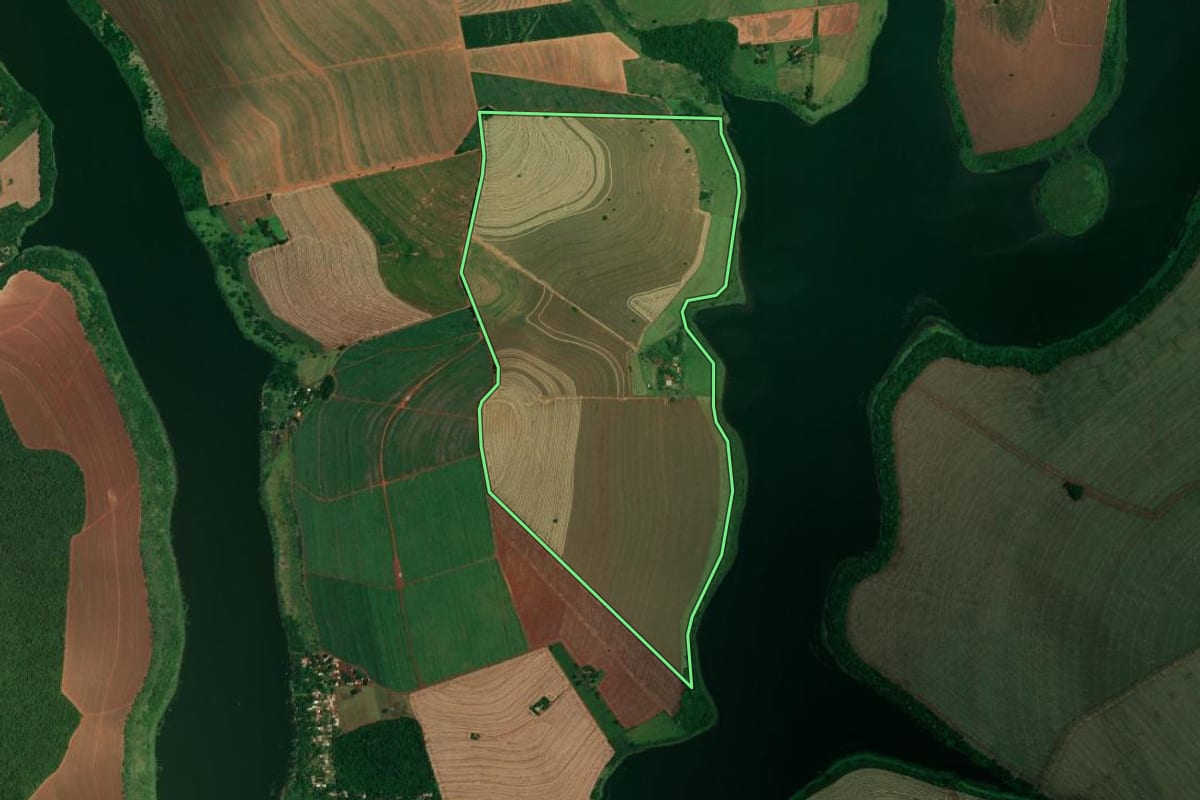 Imagem de satélite do imóvel rural em Rancharia (SP), com o contorno declarado no CAR desenhado por cima.