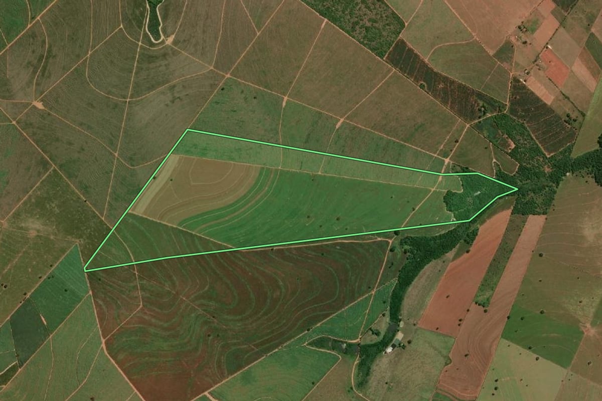 Imagem de satélite do imóvel rural em Rancharia (SP), com o contorno declarado no CAR desenhado por cima.