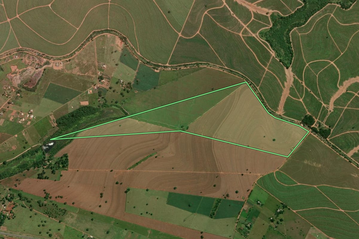 Imagem de satélite do imóvel rural em Rancharia (SP), com o contorno declarado no CAR desenhado por cima.