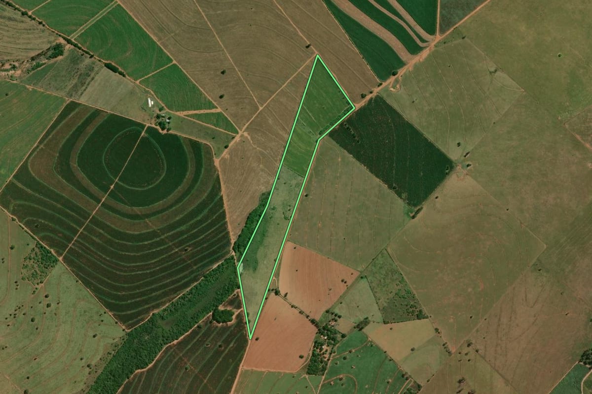 Imagem de satélite do imóvel rural em Rancharia (SP), com o contorno declarado no CAR desenhado por cima.