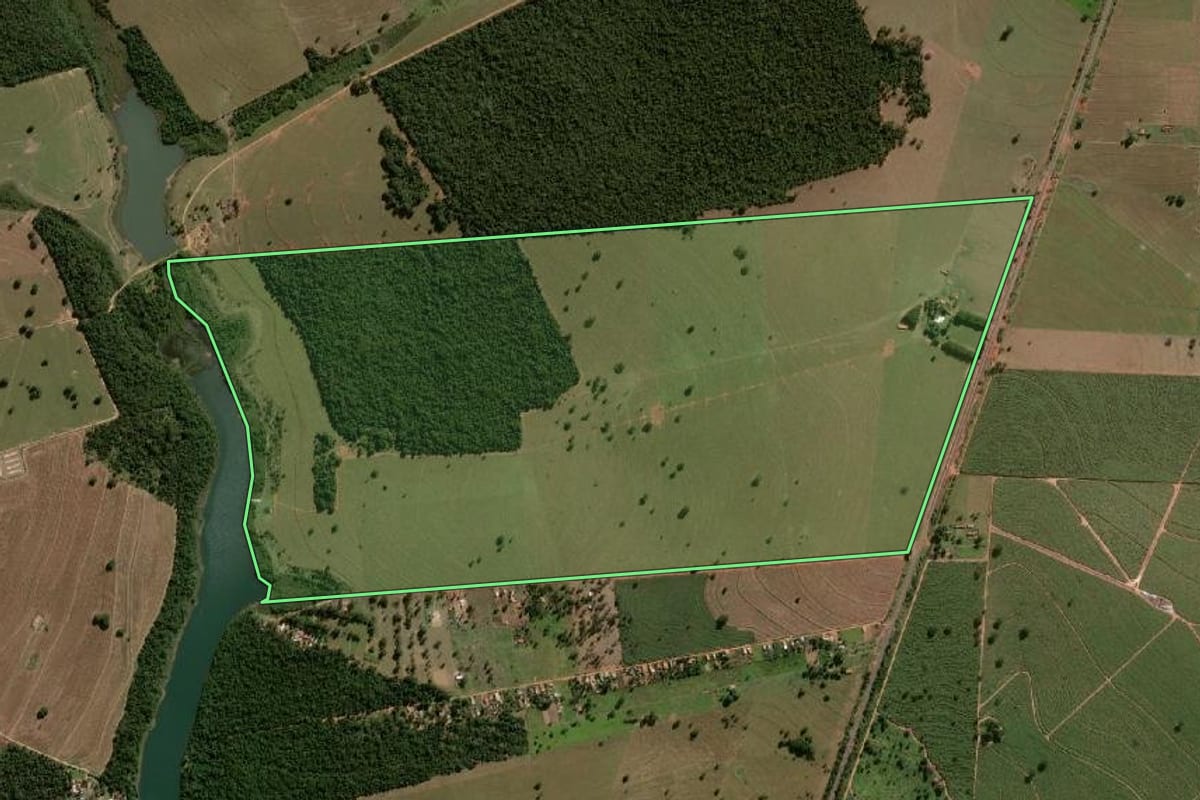 Imagem de satélite do imóvel rural em Rancharia (SP), com o contorno declarado no CAR desenhado por cima.
