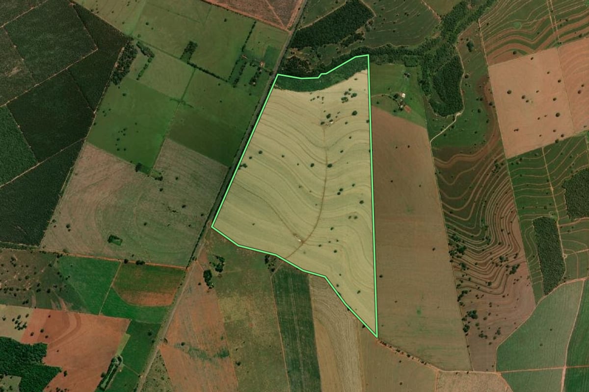Imagem de satélite do imóvel rural em Rancharia (SP), com o contorno declarado no CAR desenhado por cima.