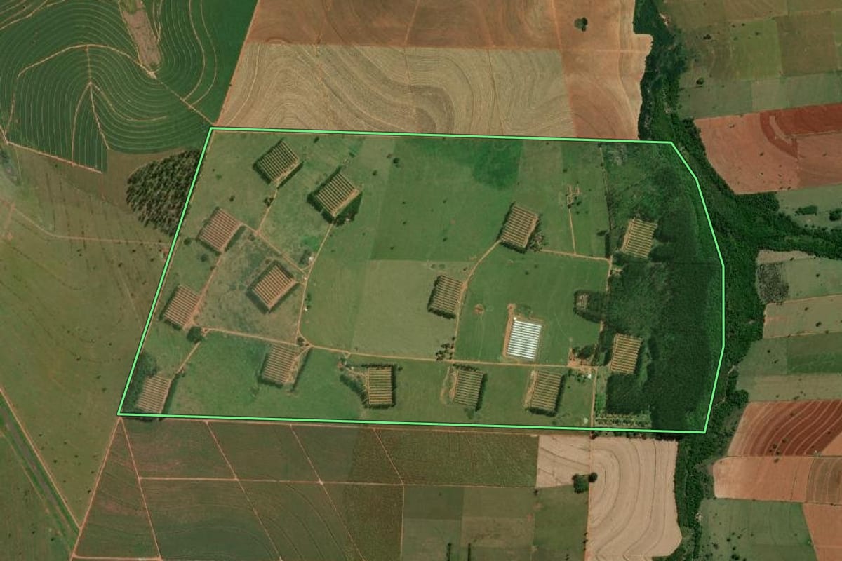 Imagem de satélite do imóvel rural em Rancharia (SP), com o contorno declarado no CAR desenhado por cima.