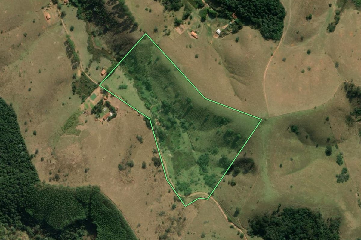 Imagem de satélite do imóvel rural em Redenção da Serra (SP), com o contorno declarado no CAR desenhado por cima.