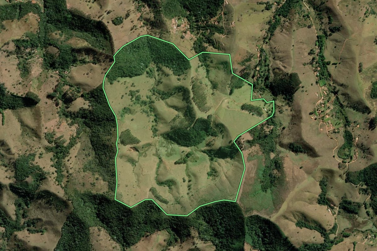Imagem de satélite do imóvel rural em Redenção da Serra (SP), com o contorno declarado no CAR desenhado por cima.