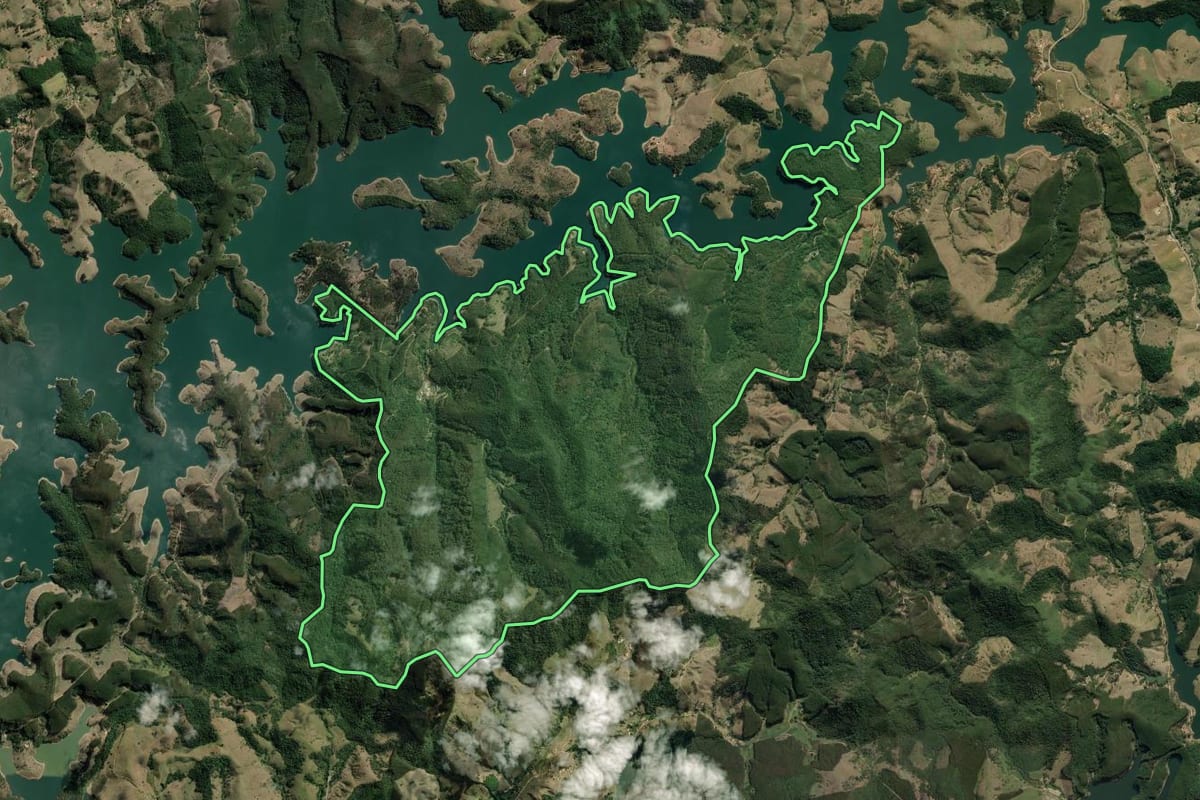 Imagem de satélite do imóvel rural em Redenção da Serra (SP), com o contorno declarado no CAR desenhado por cima.