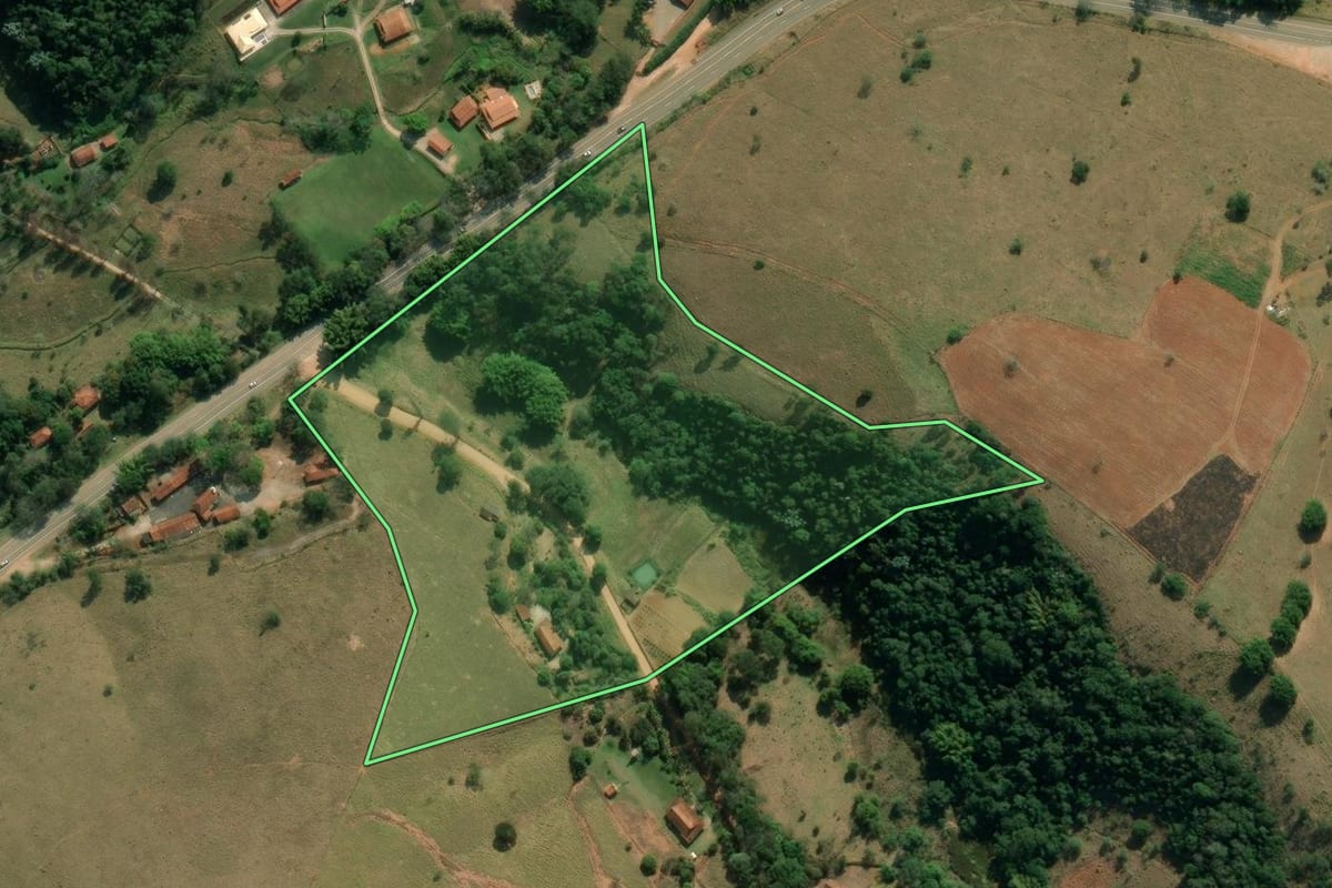 Imagem de satélite do imóvel rural em Redenção da Serra (SP), com o contorno declarado no CAR desenhado por cima.