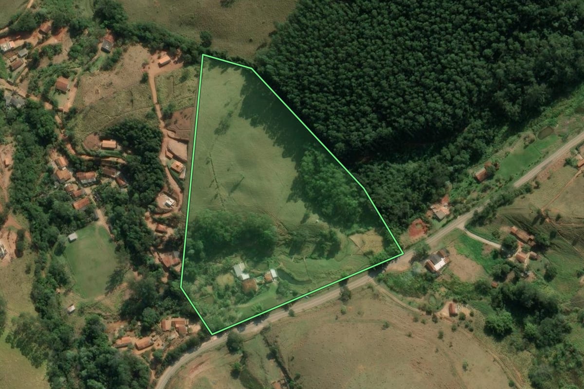 Imagem de satélite do imóvel rural em Redenção da Serra (SP), com o contorno declarado no CAR desenhado por cima.