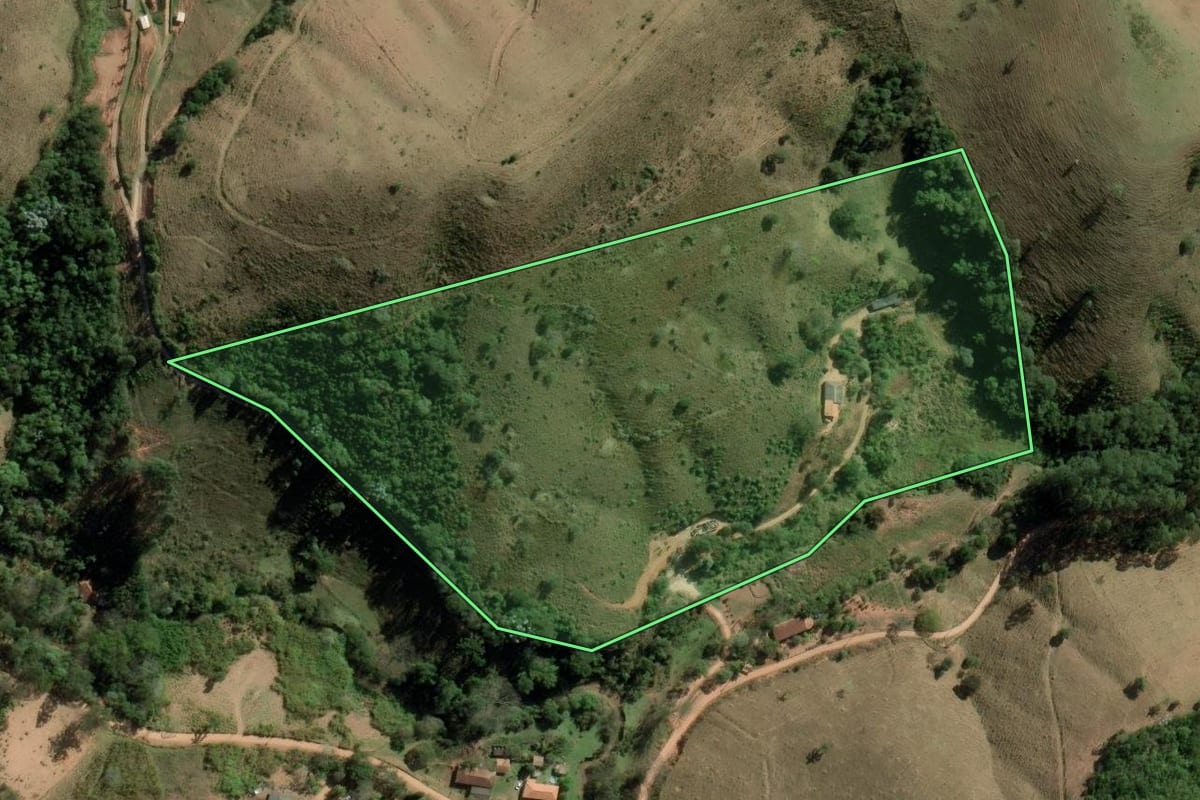 Imagem de satélite do imóvel rural em Redenção da Serra (SP), com o contorno declarado no CAR desenhado por cima.