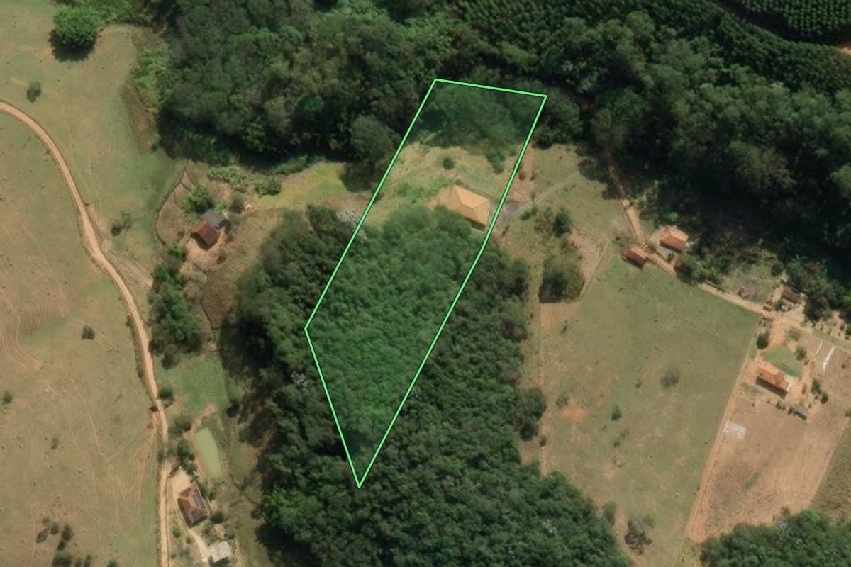 Imagem de satélite do imóvel rural em Redenção da Serra (SP), com o contorno declarado no CAR desenhado por cima.